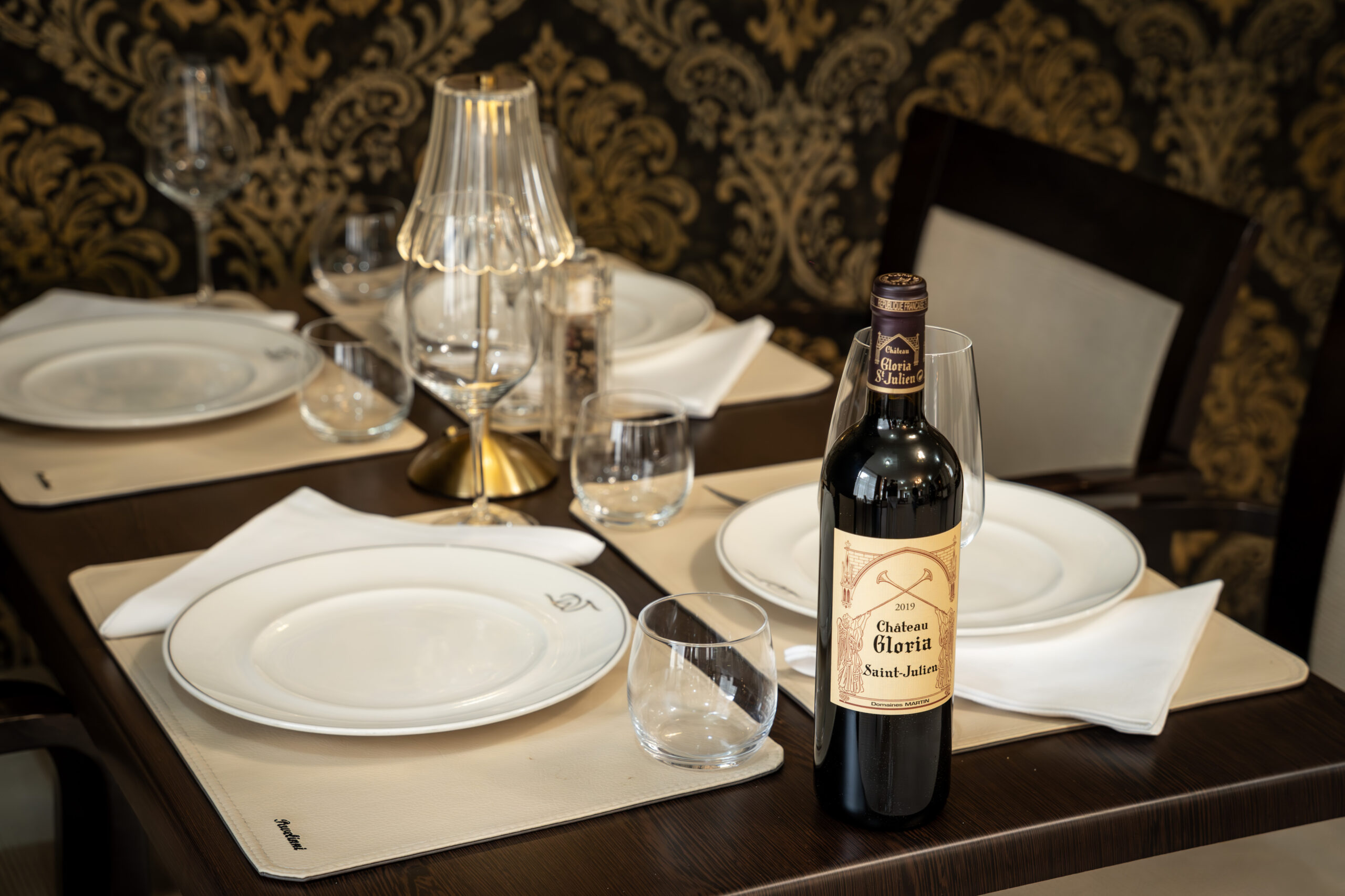 Gedekte tafel met wijnglazen in romantische setting
