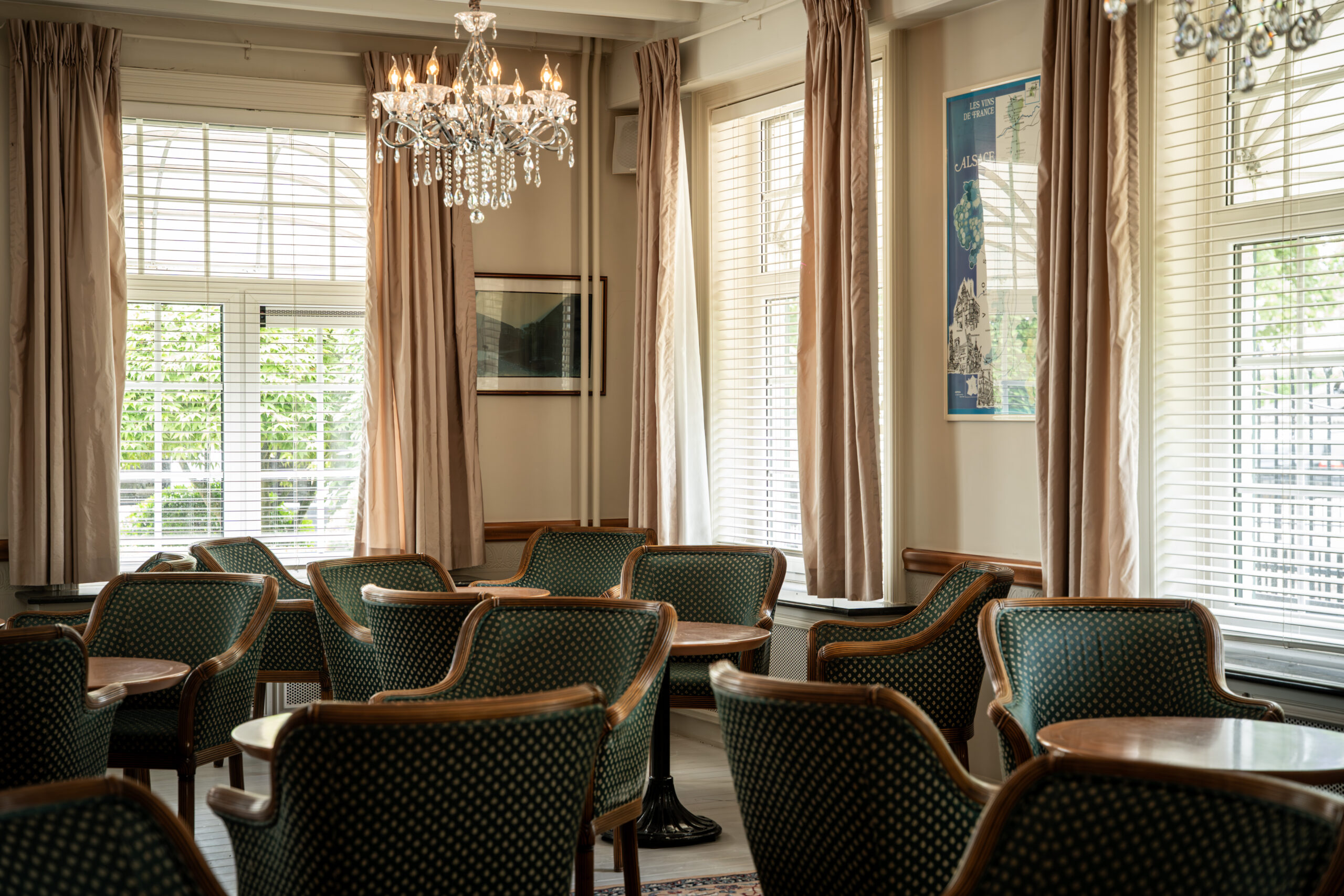 Gezellige zithoek met daglicht in de lounge