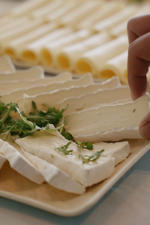 Ontbijtbuffet met kaas, brood en vers beleg in voorbereiding