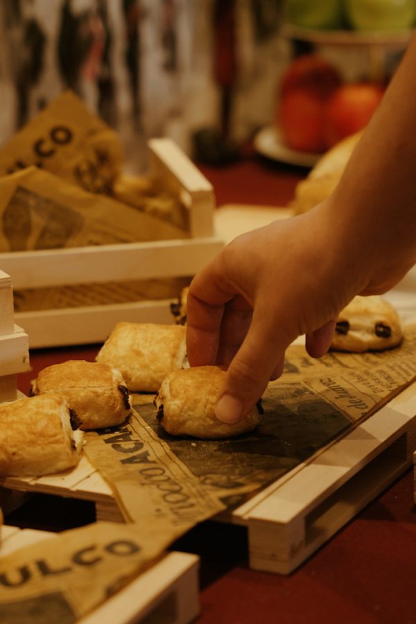Vers brood gesneden bij ontbijtbuffet in warme setting