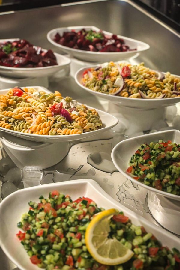 Kleurrijke salades in buffetstijl, dagvers geserveerd